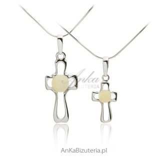 Krzyżyk srebrny z żółtym bursztynem , waga - 1,2 g