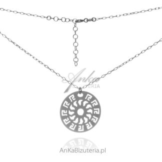 Naszyjnik srebrny  z przywieszką słońce w ramce z greckim wzorem.