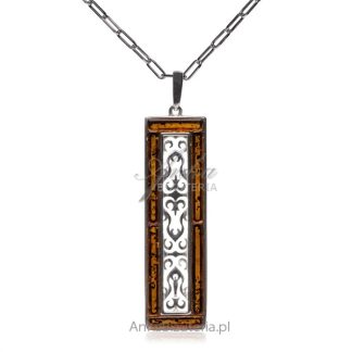 Srebrna zawieszka z koniakowym bursztynem  i ażurowym pionowym ornamencie