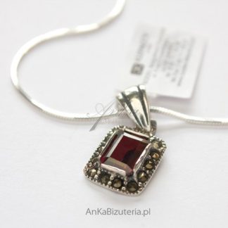 Wisiorek  srebrny z granatami i markazytami