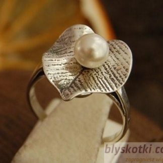 LILIA - srebrny pierścionek z perłą