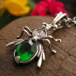 WŁADCA MUCH - srebrny wisiorek ze szmaragdem