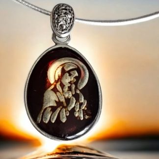 Srebrna zawieszka z bursztynem maryja grawerowana w bursztynie