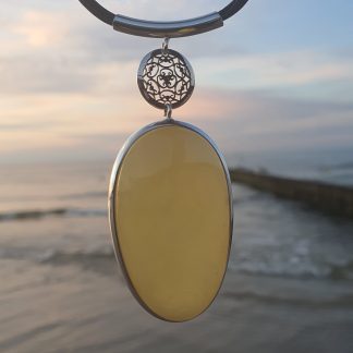 Piękny naszyjnik srebrny z żółtym bursztynem  i rozetką