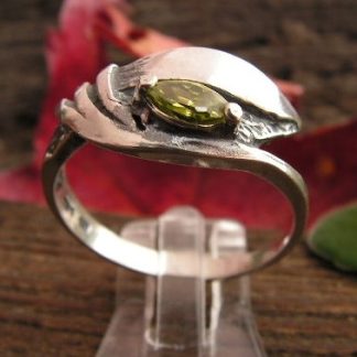 LUNA - srebrny pierścionek z oliwinem