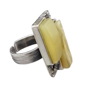 Pierścionek srebrny oksydowany z żółtym bursztynem