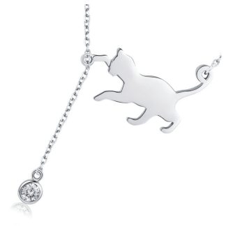 Kotek bawiący się kryształkiem srebrny naszyjnik z regulacją