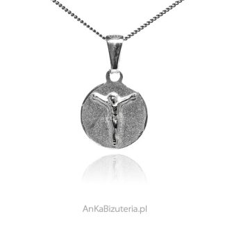 Krzyżyk srebrny na okrągłym medaliku satynowanym i diamentowanym