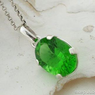 Zielony naturalny peridot w Srebrnym Wisiorku