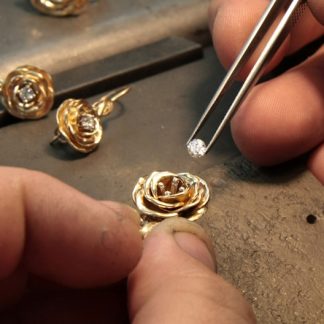 Pierścionek z białego i żółtego złota w kształcie róży z diamentami AP-95BZ