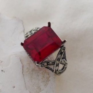 Skarb z serca Afryki srebrny pierścionek z granate