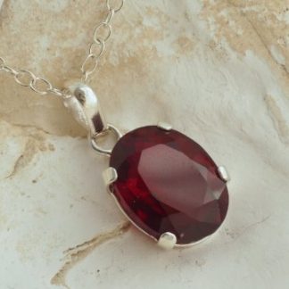 Ogień Mozambiku: Unikatowy Czerwony Spinel wisior